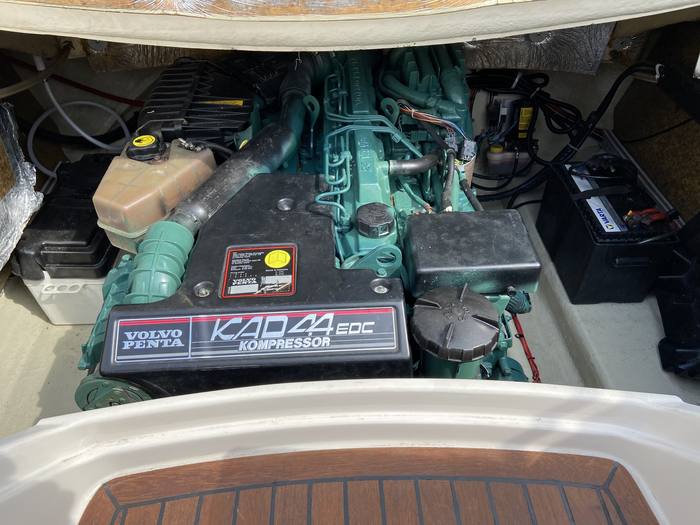 Windy Mirage 25 Volvo Penta KAD44 engine bay
